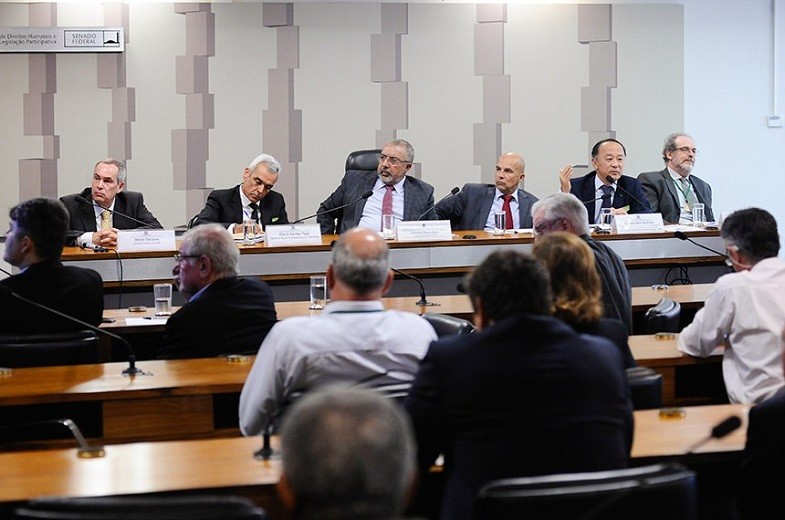 Política de preços da Petrobras é criticada em audiência no Senado