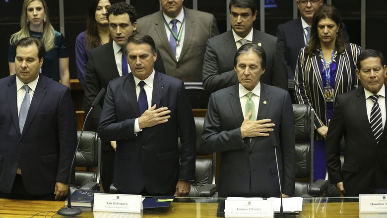 No discurso de posse, Bolsonaro pede apoio para reconstruir o país