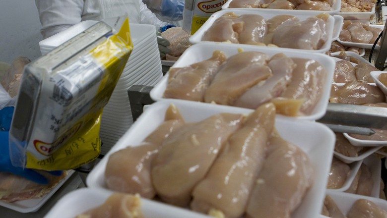 China impõe barreira a frango brasileiro com tarifa de 32% por cinco anos
