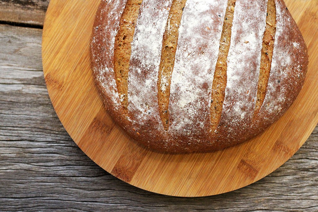 Aprenda a fazer um pão integral de café e outros grãos